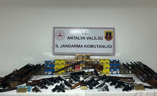 Aksu'da ruhsatsız silah operasyonu: 22 gözaltı Aksu'da ruhsatsız silah operasyonu: 22 gözaltı
