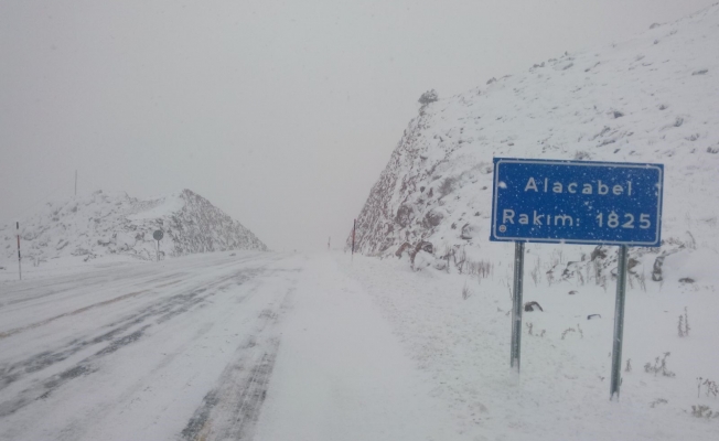 Antalya - Konya karayolunda kar yağışı etkili oldu Antalya - Konya karayolunda kar yağışı etkili oldu