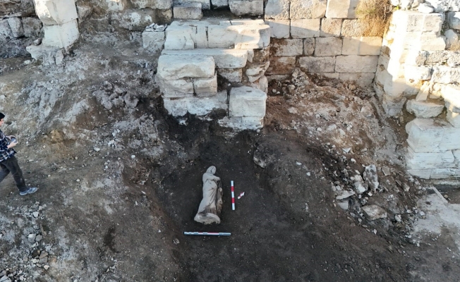 Perge Antik Kenti’nde beş yeni heykel gün yüzüne çıkarıldı