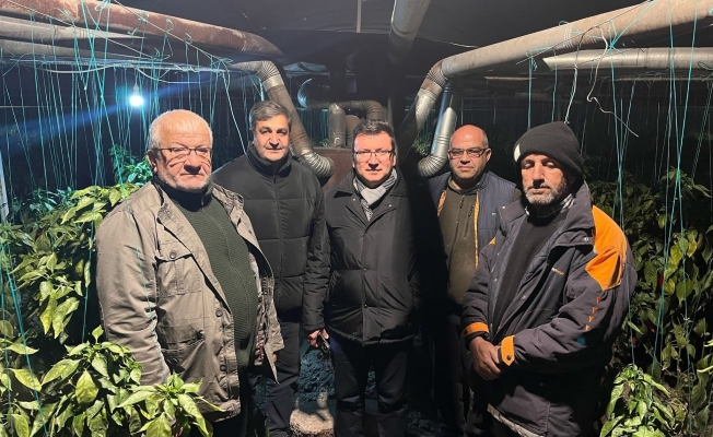 Serik Kaymakamı Şahin, zirai don nöbeti tutan çiftçilerle sabahladı