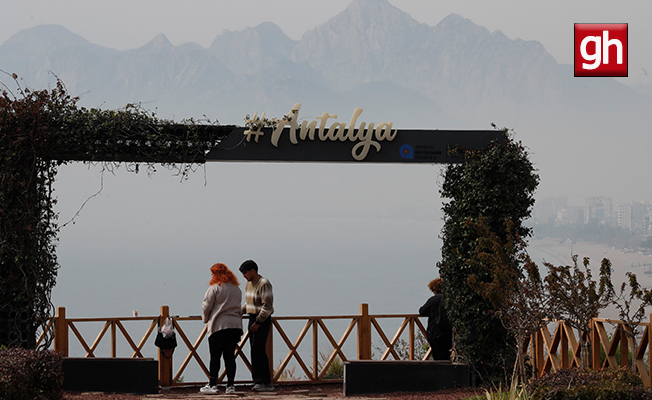 Antalya'da toz taşınımı etkili oldu, görüş mesafesi düştü!