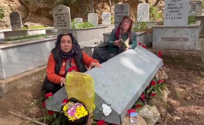 Genç yaşta hayatını kaybeden oğlunun mezarı başında ağıtları yürekleri yaktı