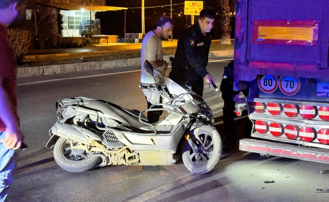 Park halindeki tıra çarpan motosikletin sürücüsü yaralandı Park halindeki tıra çarpan motosikletin sürücüsü yaralandı