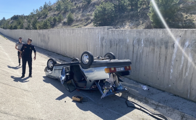  Burdur'da otomobil şarampole devrildi: 2'si çocuk 4 yaralı