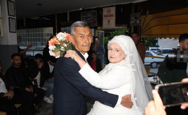 Eşine 45 yıl sonra gelinlik giydirdi!