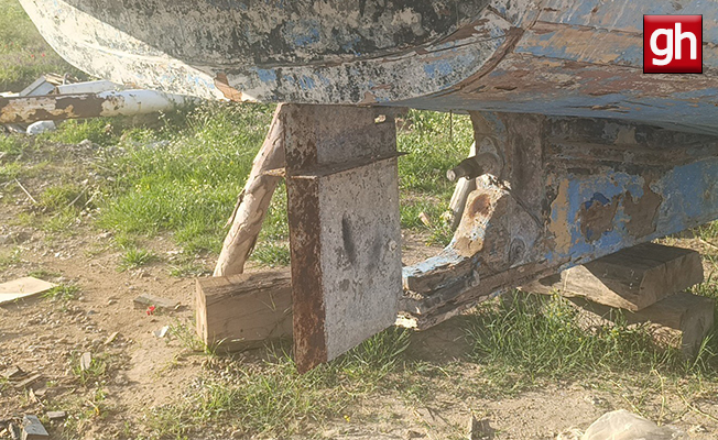 Tur teknesinin pervanesini spiral makinesiyle keserek çaldı Tur teknesinin pervanesini spiral makinesiyle keserek çaldı