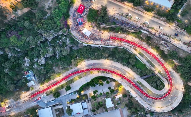 Antalya'da 400 metrelik dev Türk bayrağı ile 'Fener Alayı' düzenlendi Antalya'da 400 metrelik dev Türk bayrağı ile 'Fener Alayı' düzenlendi