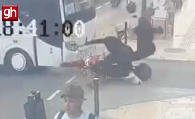  Antalya'da ters yönden çıkan otel servisi ile motosiklet çarpıştı!