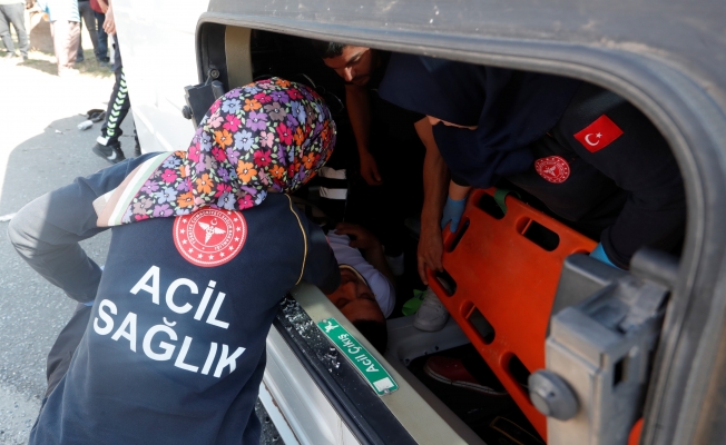 Antalya’da servis minibüsü devrildi, sıkışan sürücüyü ekipler çıkardı