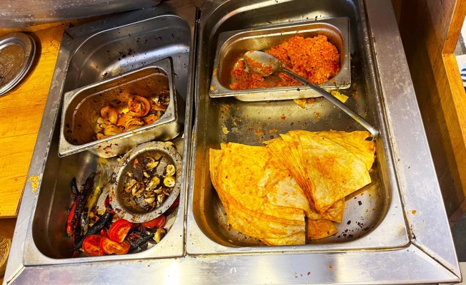 Bozulmuş meze, et ve et ürünleri kullanan restoran mühürlendi Bozulmuş meze, et ve et ürünleri kullanan restoran mühürlendi