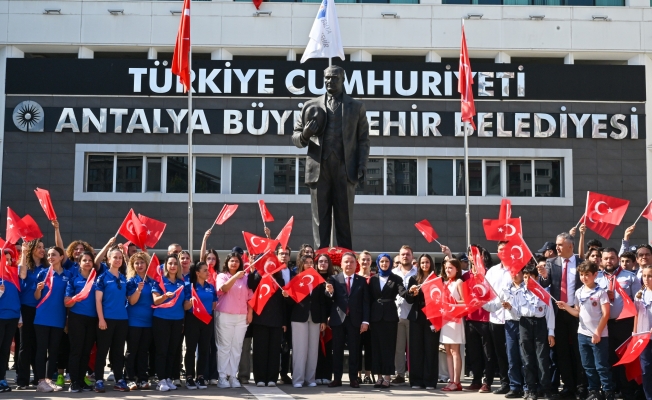 Büyükşehir Belediyesi'nde 19 Mayıs coşkusu törenle başladı Büyükşehir Belediyesi'nde 19 Mayıs coşkusu törenle başladı