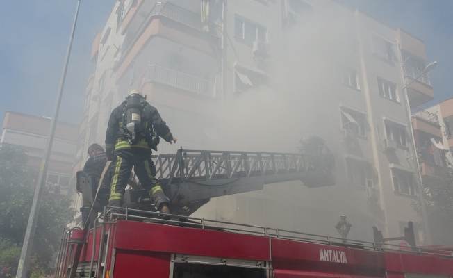 Dairede çıkan yangın apartmanı dumana boğdu Dairede çıkan yangın apartmanı dumana boğdu
