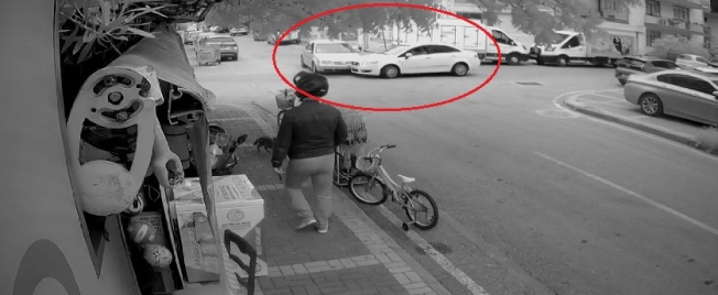 'Dur' tabelasını kapatan kamyonet kazaya neden oldu 'Dur' tabelasını kapatan kamyonet kazaya neden oldu