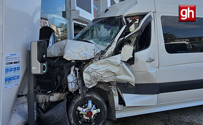 İki servis aracı çarpıştı, biri iş yerine daldı