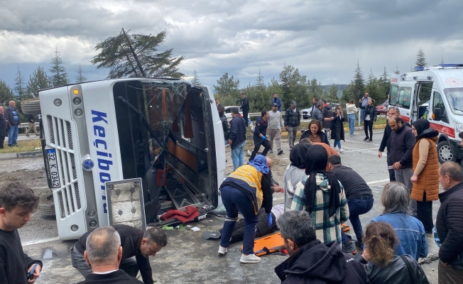Isparta'da yolcu midibüsü devrildi, yaralılar var