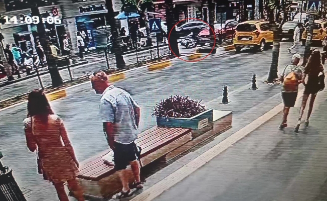 Motosiklete çarpan otomobil sürücüsü durmayıp uzaklaştı Motosiklete çarpan otomobil sürücüsü durmayıp uzaklaştı