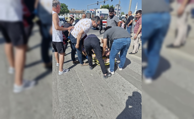 Otomobil ile Yunus polis ekibinin karıştığı kazada 1 polis memuru yaralandı Otomobil ile Yunus polis ekibinin karıştığı kazada 1 polis memuru yaralandı
