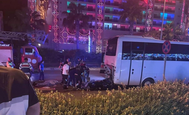 Park halindeki midibüse çarpan motosikletteki 2 genç hayatını kaybetti Park halindeki midibüse çarpan motosikletteki 2 genç hayatını kaybetti