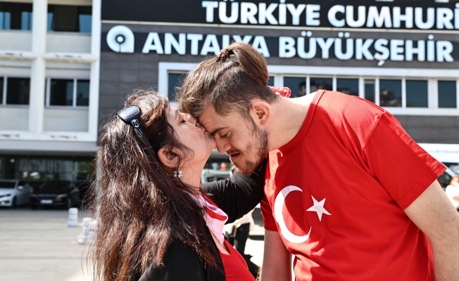 Alkışlarla uğurlandılar!