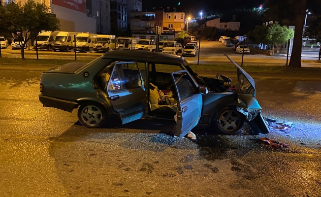 Tırla çarpışan Tofaş hurdaya döndü! Tırla çarpışan Tofaş hurdaya döndü!