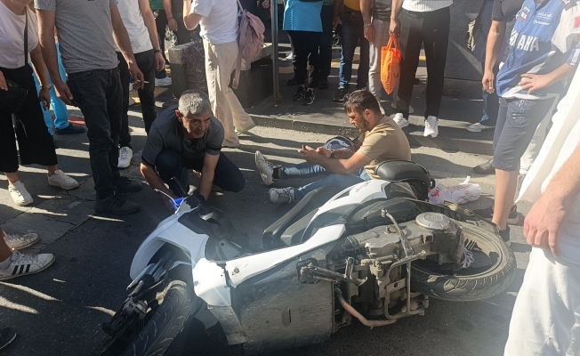 Yaya geçidinde motosikletler çarpıştı: 3 yaralı Yaya geçidinde motosikletler çarpıştı: 3 yaralı