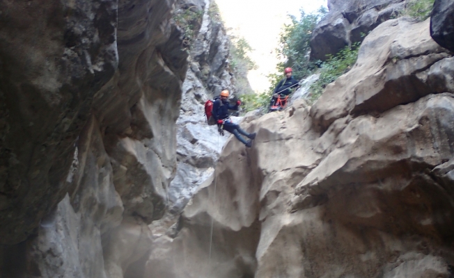 Yazılı Kanyon'da suya düşen üniversite öğrencisi kayboldu Yazılı Kanyon'da suya düşen üniversite öğrencisi kayboldu