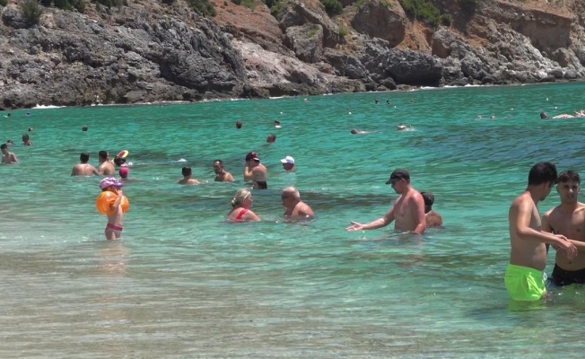 Alanya'da aşırı sıcaklar sahilleri doldurdu Alanya'da aşırı sıcaklar sahilleri doldurdu