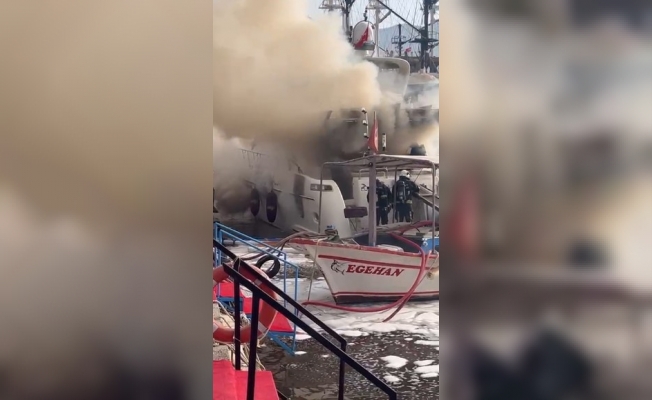 Alanya'da iskeleye bağlı lüks yat alevlere teslim oldu