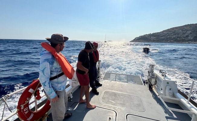 Antalya'da arızalanan teknedeki 2 kişinin imdadına Sahil Güvenlik ekipleri yetişti Antalya'da arızalanan teknedeki 2 kişinin imdadına Sahil Güvenlik ekipleri yetişti