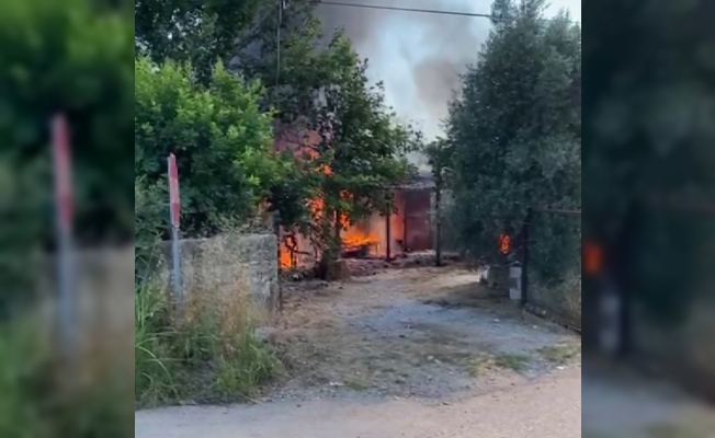 Antalya'da çıkan yangında ev ve traktör kül oldu Antalya'da çıkan yangında ev ve traktör kül oldu