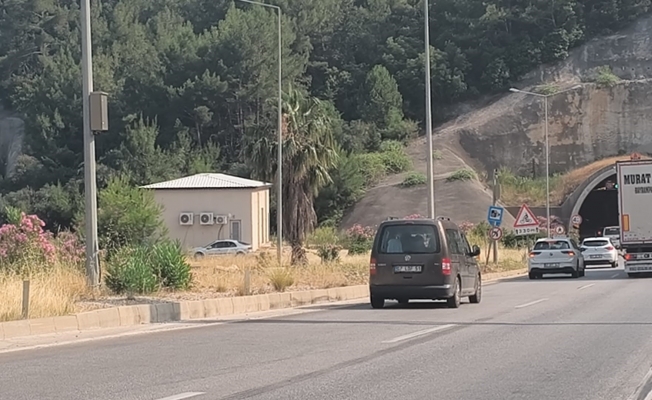 Antalya'da Kemer yolunda feci kaza: 2 ölü, 4 yaralı Antalya'da Kemer yolunda feci kaza: 2 ölü, 4 yaralı