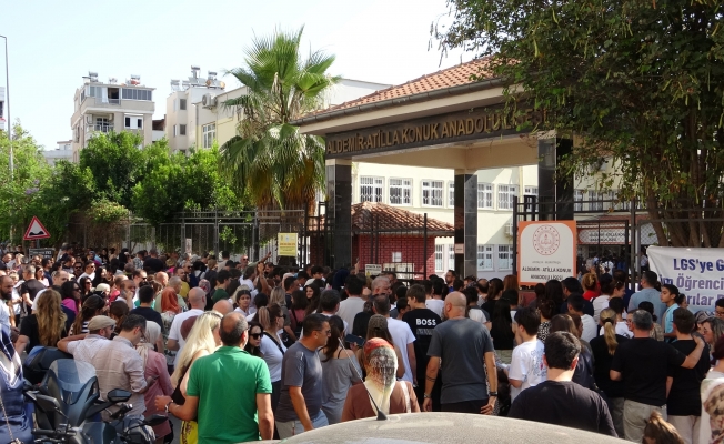 Antalya'da LGS sınavı öğrenciler kadar velileri de heyecanlandırdı