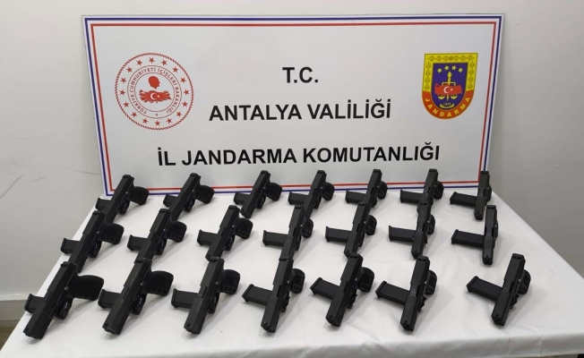 Antalya'da ruhsatsız 21 tabanca ele geçirildi, 1 kişi tutuklandı Antalya'da ruhsatsız 21 tabanca ele geçirildi, 1 kişi tutuklandı