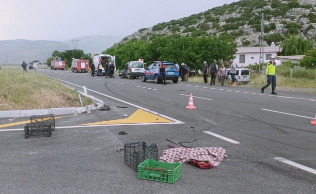 Antalya'da trafik kazası: 1 ölü, 3 yaralı Antalya'da trafik kazası: 1 ölü, 3 yaralı