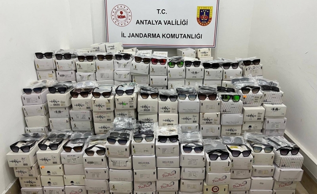 Antalya’da 16 bin adet kaçak güneş gözlüğü yakalandı Antalya’da 16 bin adet kaçak güneş gözlüğü yakalandı