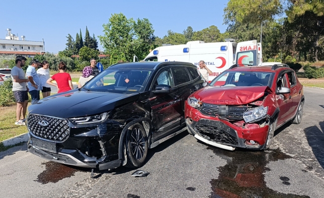 Antalya’da iki otomobil çarpıştı: 7 yaralı Antalya’da iki otomobil çarpıştı: 7 yaralı