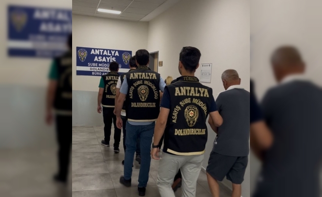 Antalya’da sahte altınla kuyumcuları dolandıran 4 şüpheli yakalandı Antalya’da sahte altınla kuyumcuları dolandıran 4 şüpheli yakalandı