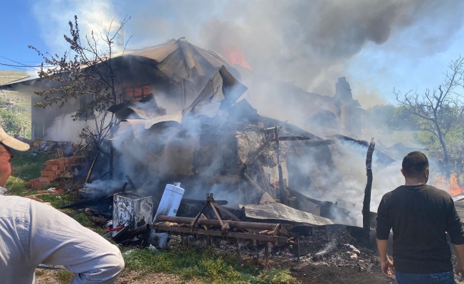 Antalya’da yaşlı çiftin evi yandı, iki kurbanlığı telef oldu Antalya’da yaşlı çiftin evi yandı, iki kurbanlığı telef oldu