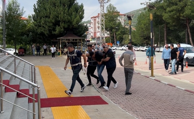 Burdur'da halasının oğlunu öldüren sanık : "Korkutmak istedim, öldürmek istememiştim" Burdur'da halasının oğlunu öldüren sanık : "Korkutmak istedim, öldürmek istememiştim"