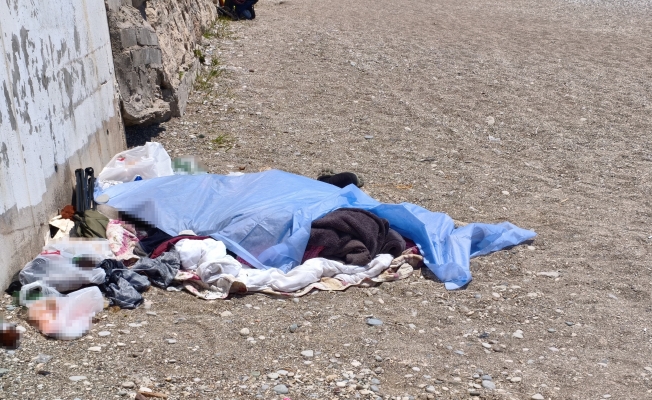 Evsiz adam Konyaaltı Sahili'nde ölü bulundu