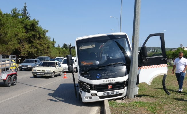 Freni patlayan minibüs önündeki araca ve aydınlatma direğine çarptı: 4 yaralı