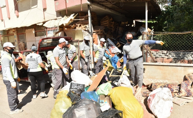 Kepez’de çöp apartman operasyonunda 20 kamyon çöp tahliye edildi Kepez’de çöp apartman operasyonunda 20 kamyon çöp tahliye edildi