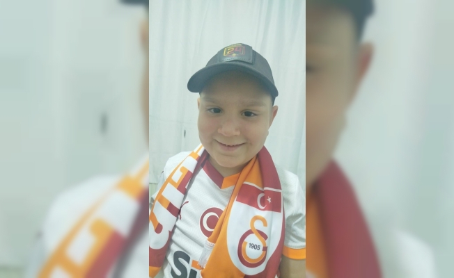 Lösemi hastası minik Mustafa’nın Galatasaray formasıyla hayali gerçekleşti Lösemi hastası minik Mustafa’nın Galatasaray formasıyla hayali gerçekleşti