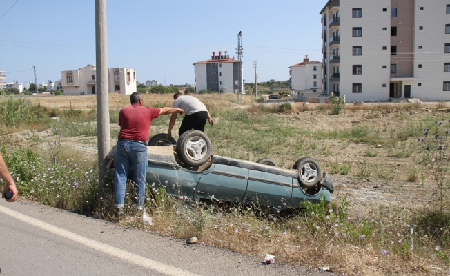 Serik'te otomobil şarampole yuvarlandı! Serik'te otomobil şarampole yuvarlandı!