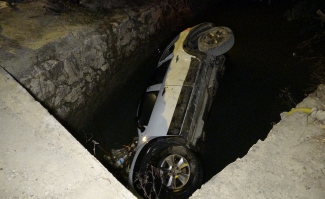 Sulama kanalına uçan otomobilde 2 kişi boğularak hayatını kaybetti Sulama kanalına uçan otomobilde 2 kişi boğularak hayatını kaybetti