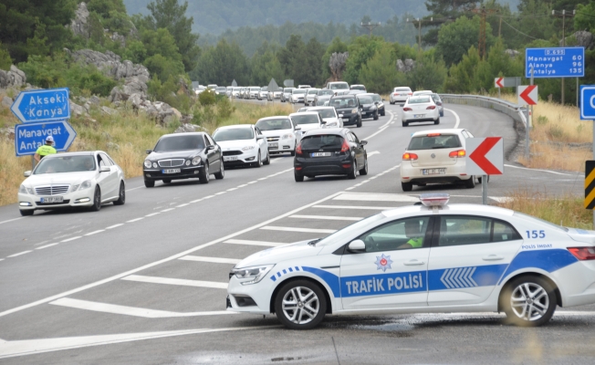 Tatilcilerin dönüş yolunda trafik yoğunluğu Tatilcilerin dönüş yolunda trafik yoğunluğu