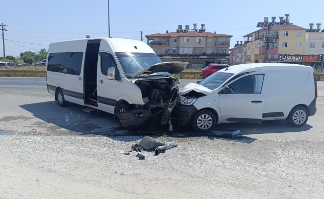 Tur aracı hafif ticari araçla kafa kafaya çarpıştı: 6 yaralı Tur aracı hafif ticari araçla kafa kafaya çarpıştı: 6 yaralı