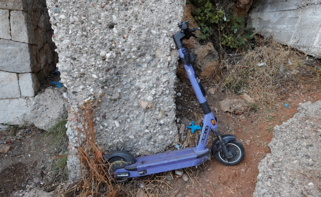 Varyanttan aşağı atılan scooter çocuğun başına düştü! Varyanttan aşağı atılan scooter çocuğun başına düştü!