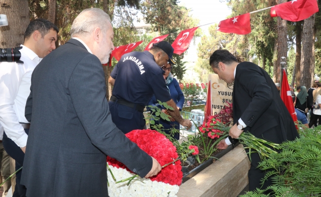 Alanya’da 15 Temmuz’da şehitliğe karanfil bırakıldı Alanya’da 15 Temmuz’da şehitliğe karanfil bırakıldı