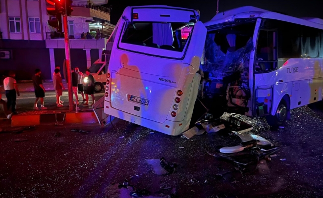 Antalya'da 3 midibüs birbirine girdi, ortalık savaş alanına döndü: 6 yaralı Antalya'da 3 midibüs birbirine girdi, ortalık savaş alanına döndü: 6 yaralı